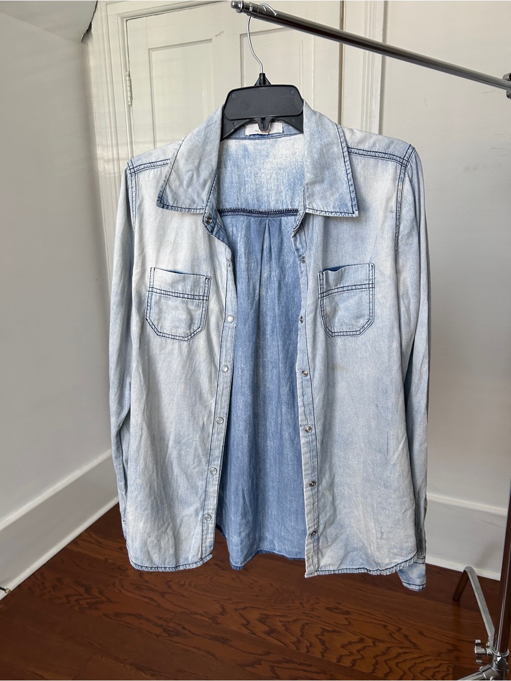 Iris Los Angeles Light Wash Tencel Chambray Button Down Shirt Size Large